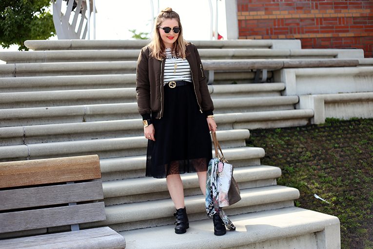 OVERDIVITY Jeans Fritz, Bomber jacke, khaki, Manfield Boots, derbe Stiefel, Schnallenboots, Codello Tuch, Snoopy Tasche, Patches, Tüllrock in shcwarz, Streifen shirt, duttmädchen, hamburg, modebloggerin, stripes www.overdivity.com