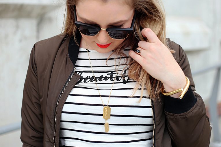 OVERDIVITY Jeans Fritz, Bomber jacke, khaki, hamburg, typography, statementshirt, herbstlook, modebloggerin, stripes www.overdivity.com