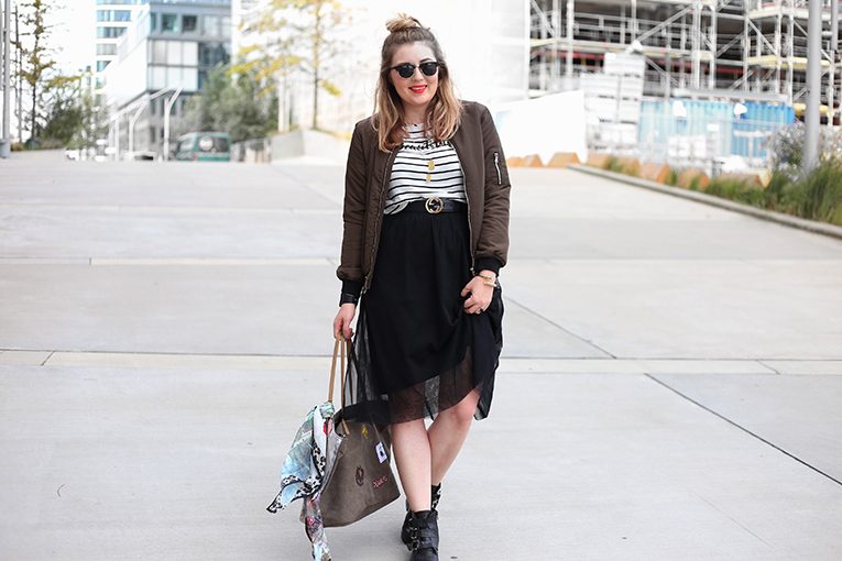 OVERDIVITY Jeans Fritz, Bomber jacke, khaki, Manfield Boots, derbe Stiefel, Schnallenboots, Codello Tuch, Snoopy Tasche, Patches, Tüllrock in shcwarz, Streifen shirt, duttmädchen, hamburg, modebloggerin, stripes www.overdivity.com