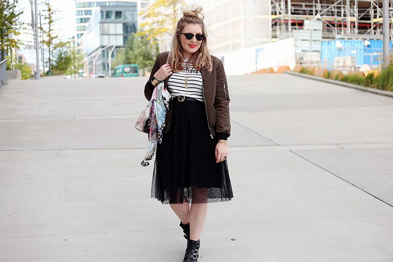 OVERDIVITY Jeans Fritz, Bomber jacke, khaki, Manfield Boots, derbe Stiefel, Schnallenboots, Codello Tuch, Snoopy Tasche, Patches, Tüllrock in shcwarz, Streifen shirt, duttmädchen, hamburg, modebloggerin, stripes www.overdivity.com