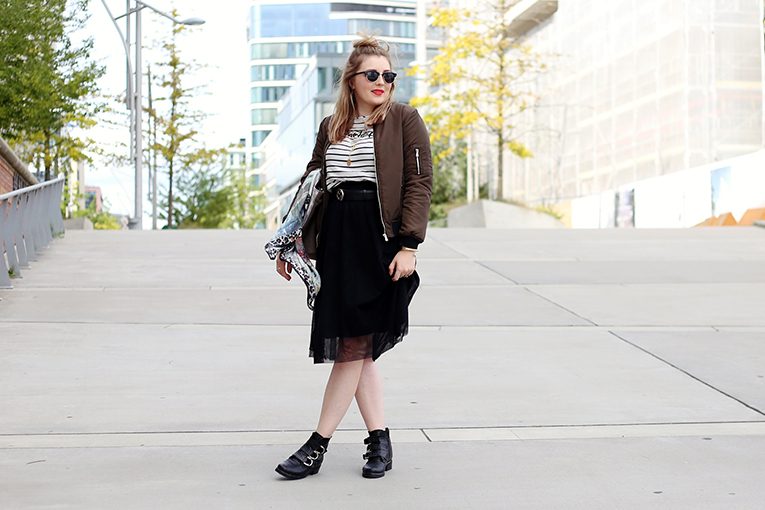 OVERDIVITY Jeans Fritz, Bomber jacke, khaki, Manfield Boots, derbe Stiefel, Schnallenboots, Codello Tuch, Snoopy Tasche, Patches, Tüllrock in shcwarz, Streifen shirt, duttmädchen, hamburg, modebloggerin, stripes www.overdivity.com
