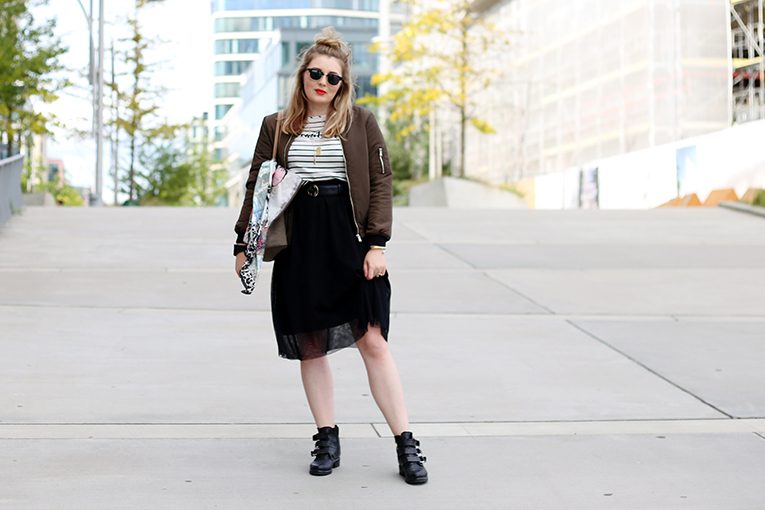 OVERDIVITY Jeans Fritz, Bomber jacke, khaki, Manfield Boots, derbe Stiefel, Schnallenboots, Codello Tuch, Snoopy Tasche, Patches, Tüllrock in shcwarz, Streifen shirt, duttmädchen, hamburg, modebloggerin, stripes www.overdivity.com