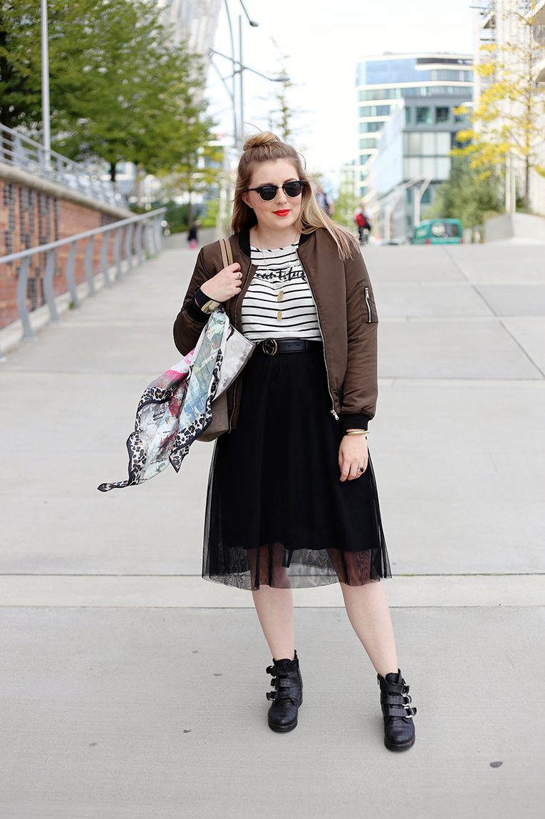 OVERDIVITY Jeans Fritz, Bomber jacke, khaki, Manfield Boots, derbe Stiefel, Schnallenboots, Codello Tuch, Snoopy Tasche, Patches, Tüllrock in shcwarz, Streifen shirt, duttmädchen, hamburg, modebloggerin, stripes www.overdivity.com
