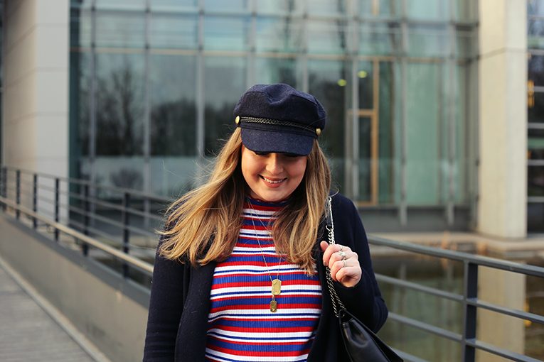 OVERDIVITY Baker Boy Hat, Schiffermütze, Kapitänsmütze, Streifen, Streifenshirt, Zara, Bunte Streifen Trend 2018, Dogtag Kette, Modeblogger, Fashionblog, ootddetails www.overdivity.com