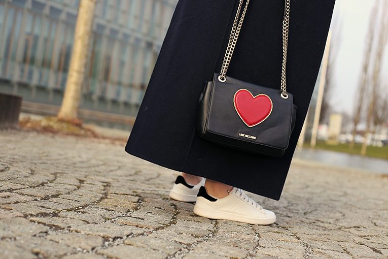 OVERDIVITY Love Moschino, Moschino Tasche, Crossbody bag, Tasche mit Herz, Moschio Designerbag, Streifen, Streifenshirt, Zara, Boyfriend Jeans mit Cut Outs und weiße Sneaker mit Schriftzug auf den Schnürsenkeln, Stradivarius, Feminine, Modeblogger, Fashionblog, ootddetails www.overdivity.com