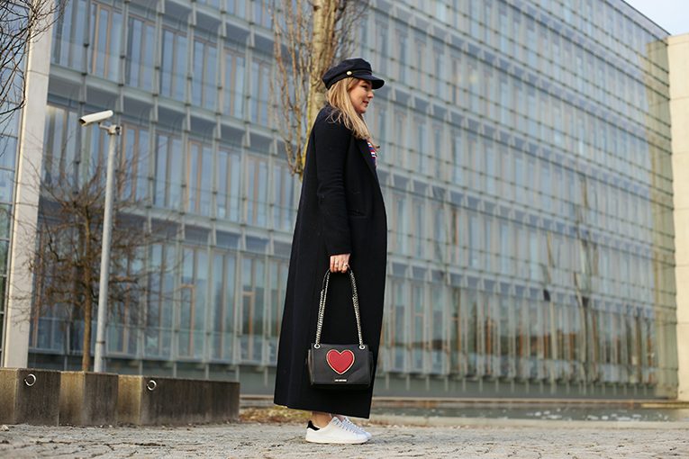 OVERDIVITY Xl Coat, trend 2018, weiße Sneaker, Long coat, Streifen, Streifen shirt, Zara trend , lvoe Moschino, Moschino Tasche, spring 2018, Modeblogger, navy coat, pantone trend farbe, baker boy hut, baker boy hat, schiffermütze, Sneakers mit Schriftzug, Blogger, Fashionblog, Moschino Designer bag, Baggoals. Tasche mit Herzmotiv, www.overdivity.com