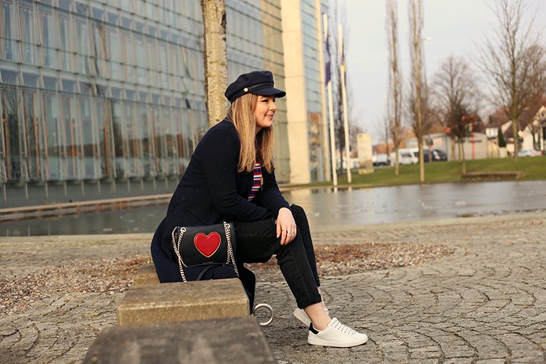 OVERDIVITY Xl Coat, trend 2018, weiße Sneaker, Long coat, Streifen, Streifen shirt, Zara trend , lvoe Moschino, Moschino Tasche, spring 2018, Modeblogger, navy coat, pantone trend farbe, baker boy hut, bunte streifen, baker boy hat, schiffermütze, Sneakers mit Schriftzug, Blogger, Fashionblog, Moschino Designer bag, Schuhe mit Schriftzug auf den Schnürsenkel, Typo laces sneakers, Stradivarius, www.overdivity.com