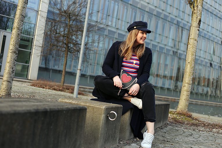 OVERDIVITY Xl Coat, trend 2018, weiße Sneaker, Long coat, Streifen, Streifen shirt, Zara trend , lvoe Moschino, Moschino Tasche, spring 2018, Modeblogger, navy coat, pantone trend farbe, baker boy hut, bunte streifen, baker boy hat, schiffermütze, Sneakers mit Schriftzug, Blogger, Fashionblog, Moschino Designer bag, Schuhe mit Schriftzug auf den Schnürsenkel, Typo laces sneakers, Stradivarius, www.overdivity.com