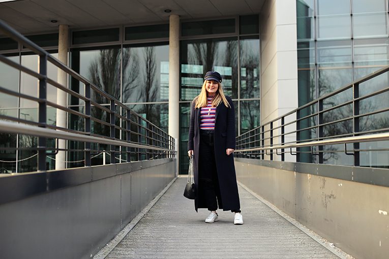 OVERDIVITY Xl Coat, trend 2018, weiße Sneaker, Long coat, Streifen, Streifen shirt, Zara trend , lvoe Moschino, Moschino Tasche, spring 2018, Modeblogger, navy coat, pantone trend farbe, baker boy hut, bunte streifen, baker boy hat, schiffermütze, Sneakers mit Schriftzug, Blogger, Fashionblog www.overdivity.com