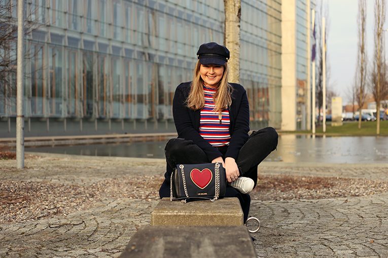 OVERDIVITY Xl Coat, trend 2018, weiße Sneaker, Long coat, Streifen, Streifen shirt, Zara trend , lvoe Moschino, Moschino Tasche, spring 2018, Modeblogger, navy coat, pantone trend farbe, baker boy hut, baker boy hat, schiffermütze, Sneakers mit Schriftzug, Moschino Tasche, Tasche mit Herz, Love Moschino Bag, Blogger, Fashionblog www.overdivity.com