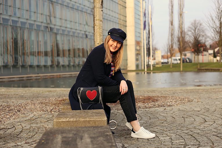 OVERDIVITY Xl Coat, Long coat, Streifen, Streifen shirt, Zara trend , spring 2018, Modeblogger, navy coat, pantone trend farbe, baker boy hut, baker boy hat, schiffermütze, Sneakers mit Schriftzug, Moschino Tasche, Tasche mit Herz, Love Moschino Bag, Blogger, Fashionblog www.overdivity.com