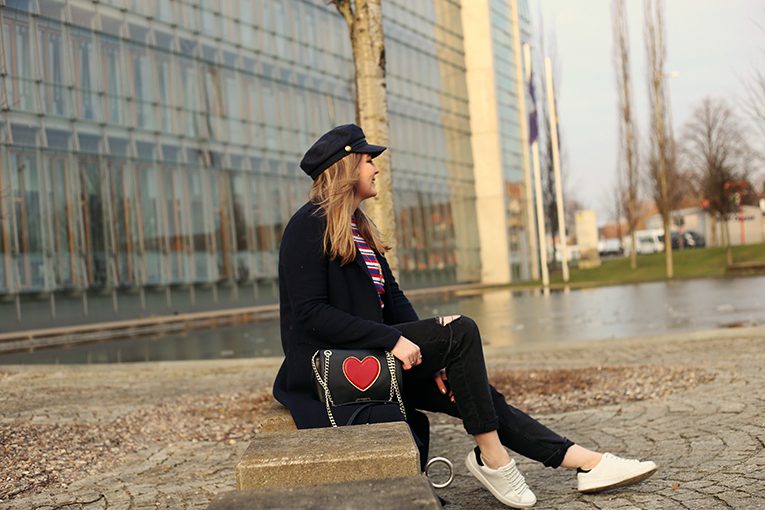 OVERDIVITY Xl Coat, Long coat, Streifen, Streifen shirt, Zara trend , spring 2018, Modeblogger, navy coat, pantone trend farbe, baker boy hut, baker boy hat, schiffermütze, Sneakers mit Schriftzug, Moschino Tasche, Tasche mit Herz, Love Moschino Bag, Blogger, Fashionblog www.overdivity.com