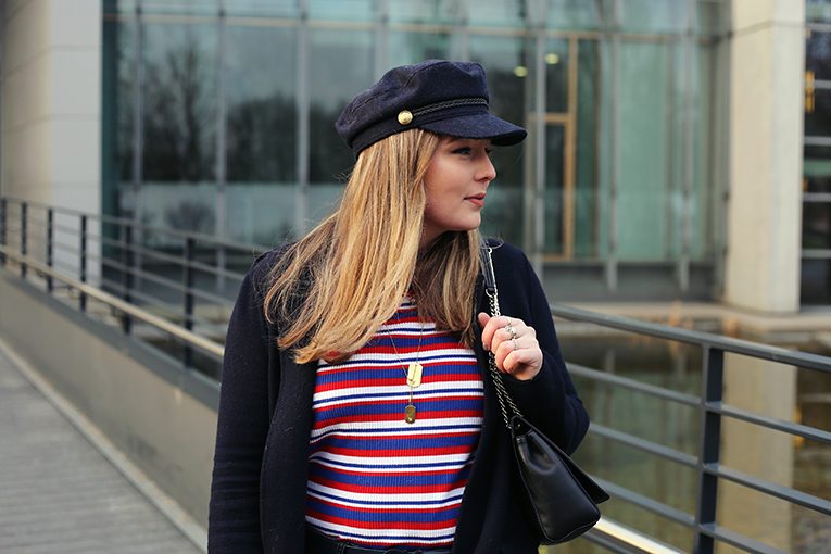 OVERDIVITY Baker Boy Hat, Schiffermütze, Kapitänsmütze, Streifen, Streifenshirt, Zara, Bunte Streifen Trend 2018, Dogtag Kette, Modeblogger, Fashionblog, ootddetails www.overdivity.com