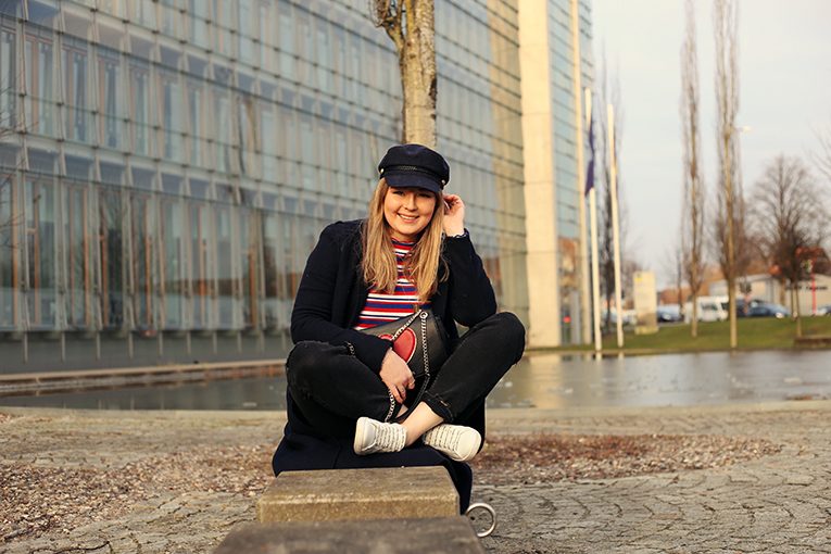 OVERDIVITY Baker Boy Hat, Schiffermütze, Kapitänsmütze, Streifen, Streifenshirt, Zara, Boyfriend Jeans mit Cut Outs und weiße Sneaker mit Schriftzug auf den Schnürsenkeln, Stradivarius, Feminine, Modeblogger, Fashionblog, ootddetails www.overdivity.com