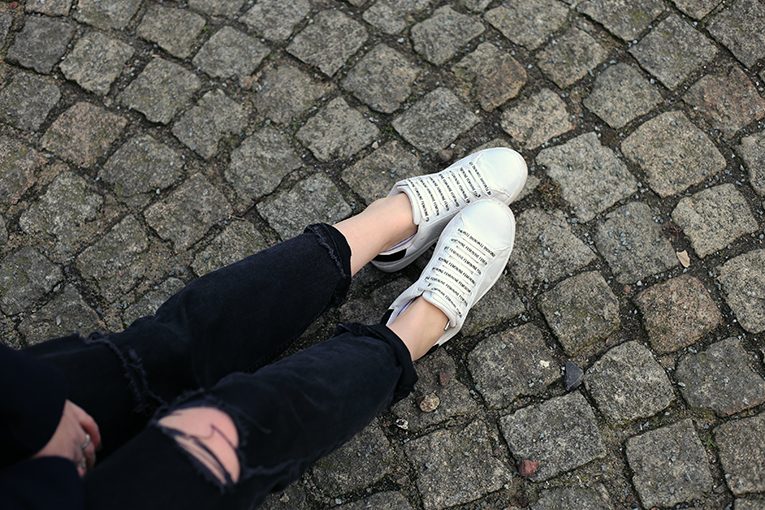 OVERDIVITY Boyfriend Jeans mit Cut Outs und weiße Sneaker mit Schriftzug auf den Schnürsenkeln, Stradivarius, Feminine, Modeblogger, Fashionblog, ootddetails www.overdivity.com
